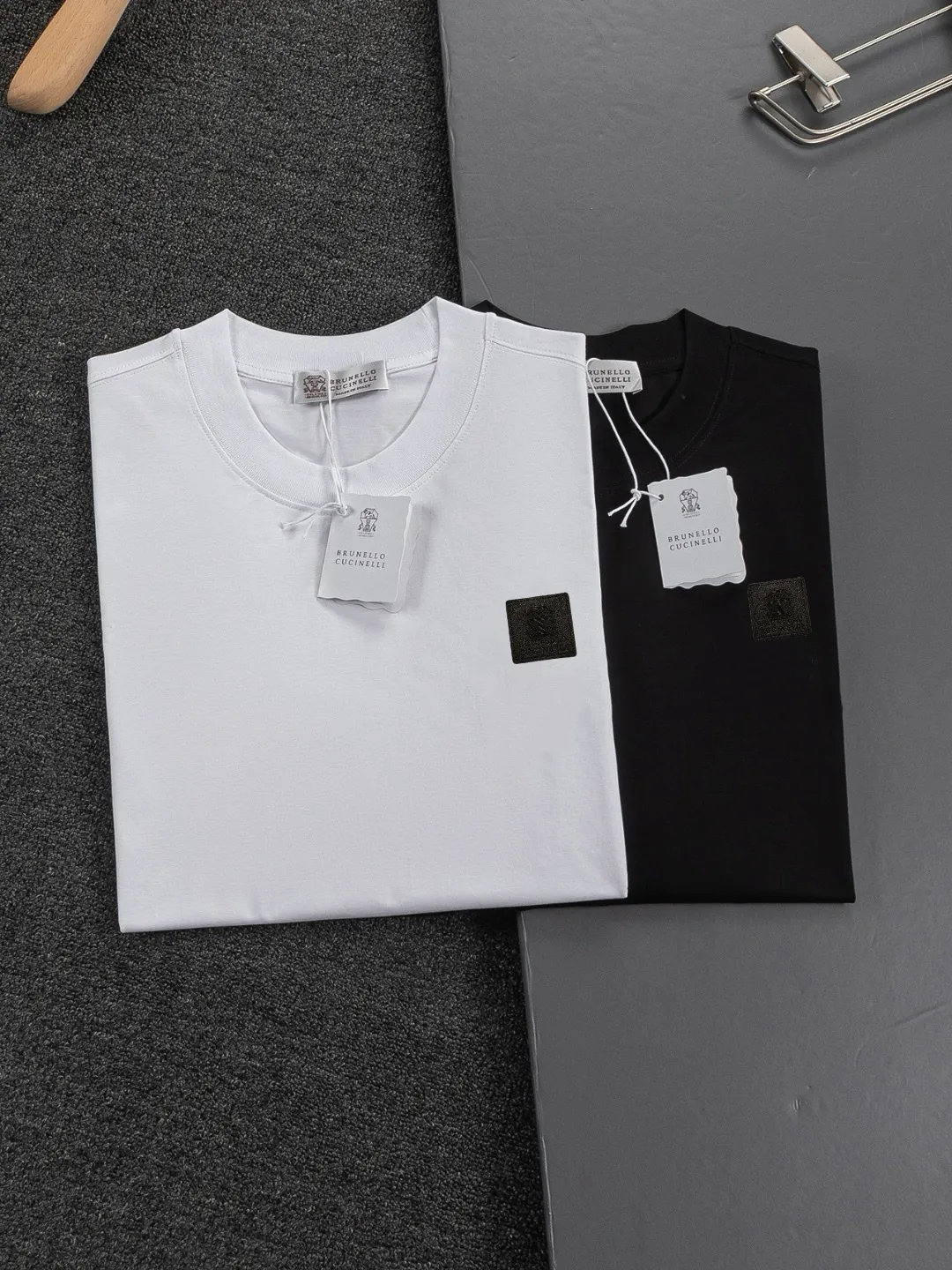 BRUNELLO CUCINELLI Brunello Cucinelli counter Same Style round neck short-sleeved T-shirt customized cotton fabric! Designed with brand logo leather tag! Strong three-dimensional effect! The overall highly breathable and soft texture is more prominent, and the full cotton texture induces extreme comfort. A must-have item for Premium people, complete with original accessories and accessories! Same Style for men and women! Color: Black White Size: S-xx L